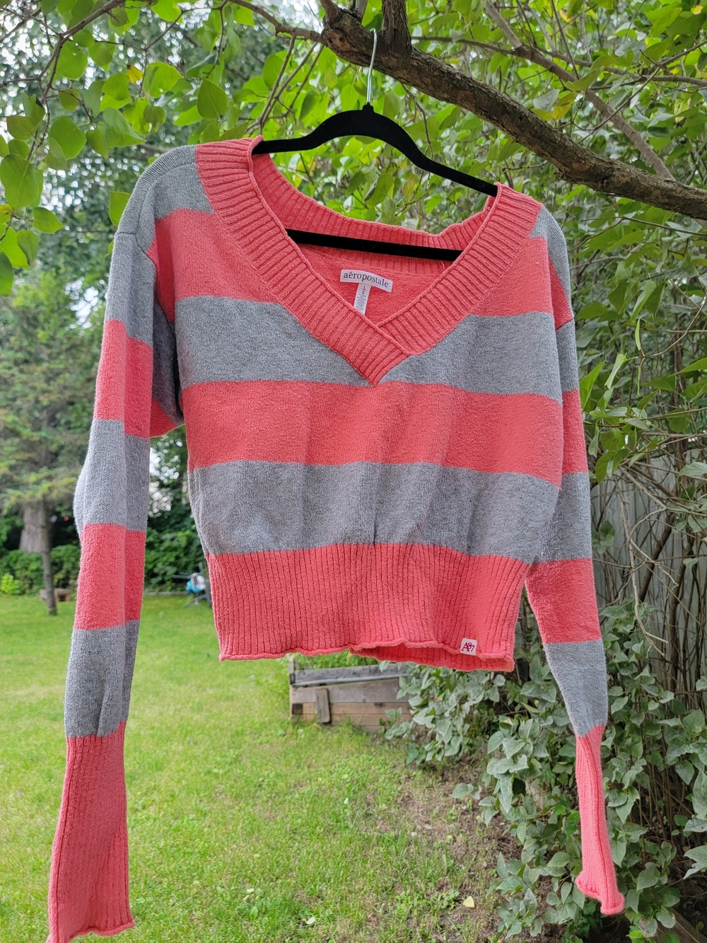 Aeropostale Y2K Coral and Gray Wide Stripe V-Neck Sweater